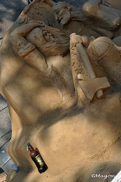 Sand Festival в России: скульптура из песка с топором и бутылкой